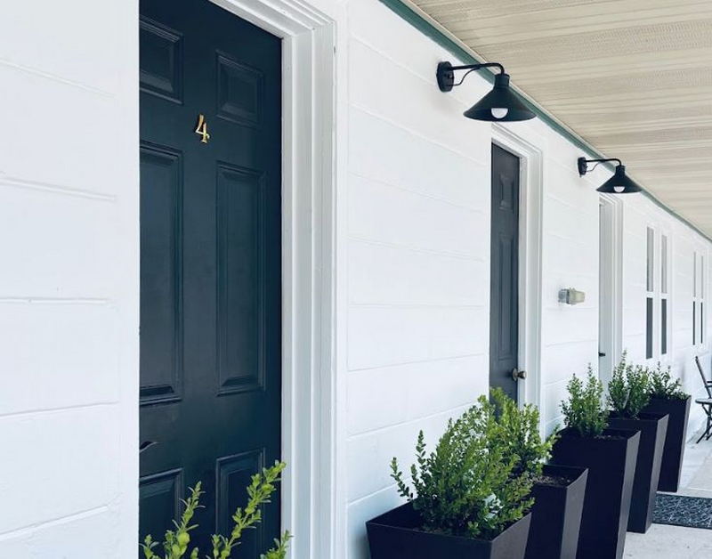 Inland Lakes Motel (Johnson Motel) - Web Listing (newer photo)